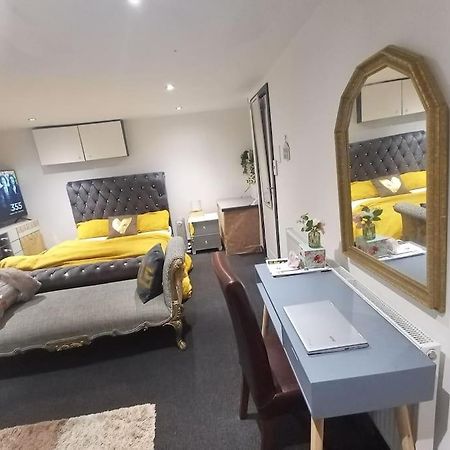 Apartament A Cosy Deluxe Size Studio With Queen Size And Sofa Bed Leeds  Zewnętrze zdjęcie