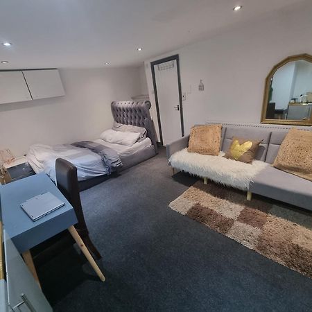 Apartament A Cosy Deluxe Size Studio With Queen Size And Sofa Bed Leeds  Zewnętrze zdjęcie