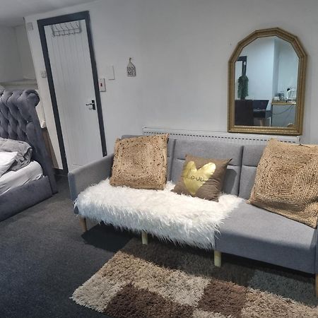 Apartament A Cosy Deluxe Size Studio With Queen Size And Sofa Bed Leeds  Zewnętrze zdjęcie