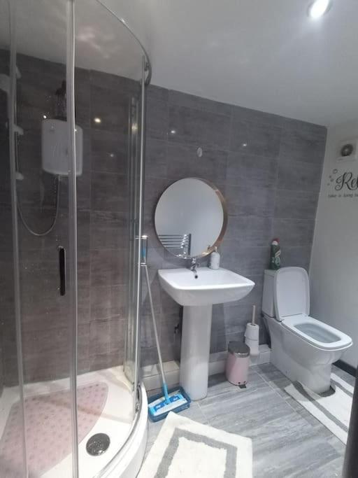 Apartament A Cosy Deluxe Size Studio With Queen Size And Sofa Bed Leeds  Zewnętrze zdjęcie
