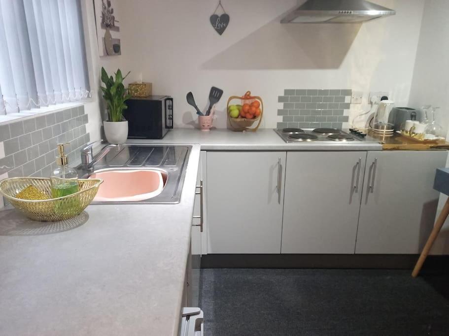 Apartament A Cosy Deluxe Size Studio With Queen Size And Sofa Bed Leeds  Zewnętrze zdjęcie