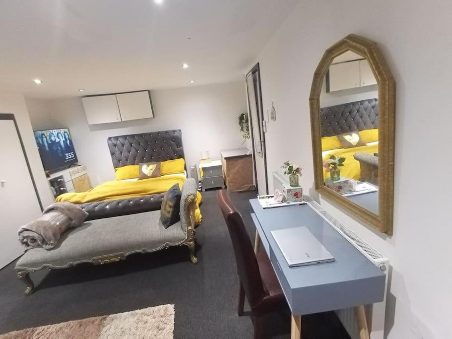 Apartament A Cosy Deluxe Size Studio With Queen Size And Sofa Bed Leeds  Zewnętrze zdjęcie